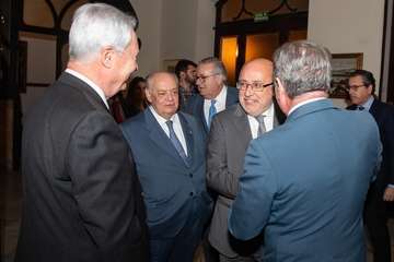 Morales recoge la Medalla de Oro de la Cámara por el servicio del Cabildo a la economía de la Isla (Foto TA)